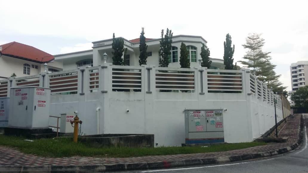 6, Persiaran Tanjung Bunga 3 Villa Бату Феринги Екстериор снимка
