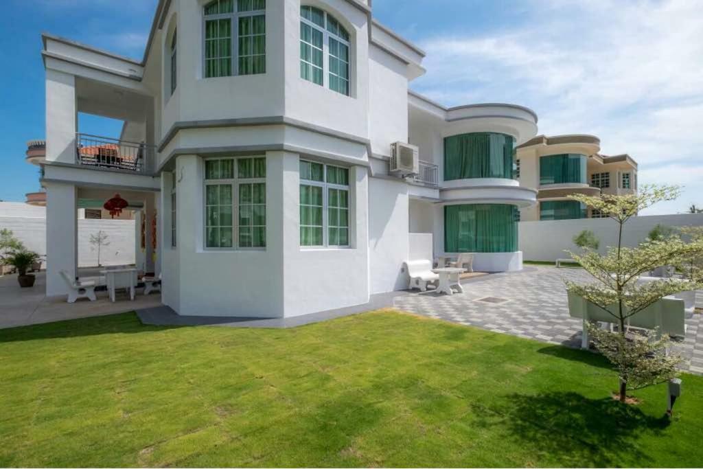 6, Persiaran Tanjung Bunga 3 Villa Бату Феринги Екстериор снимка