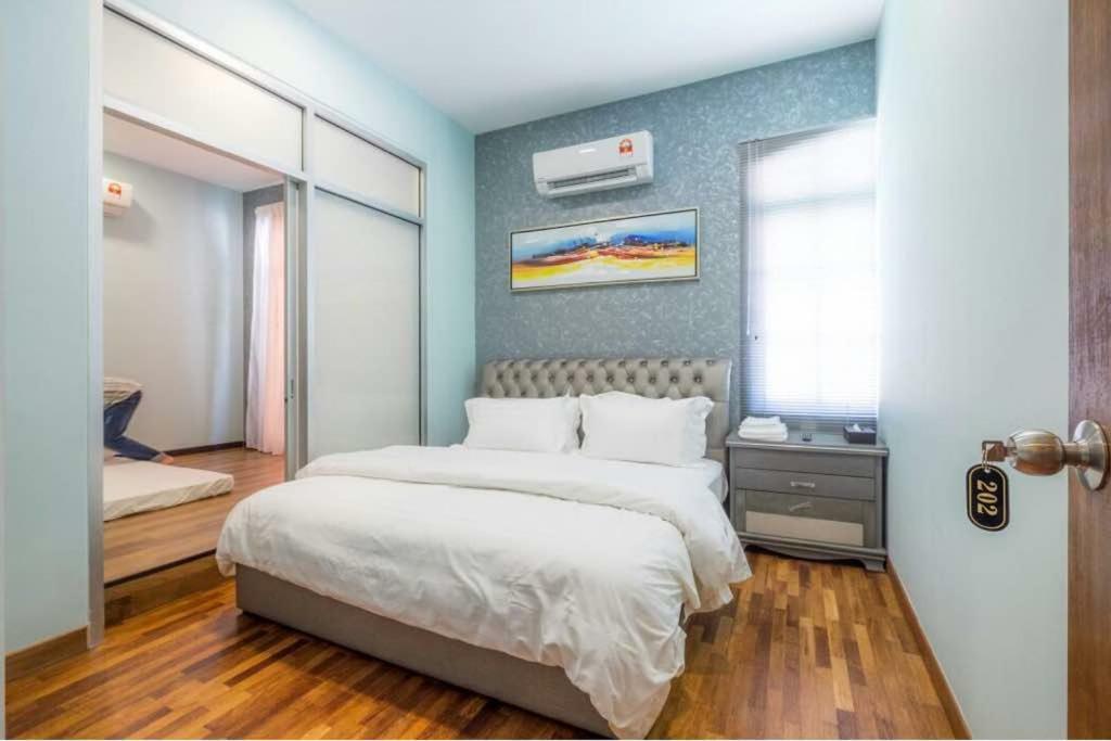 6, Persiaran Tanjung Bunga 3 Villa Бату Феринги Екстериор снимка