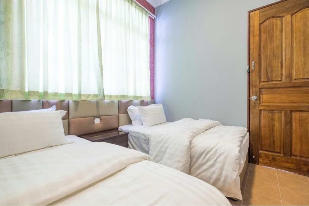 6, Persiaran Tanjung Bunga 3 Villa Бату Феринги Екстериор снимка